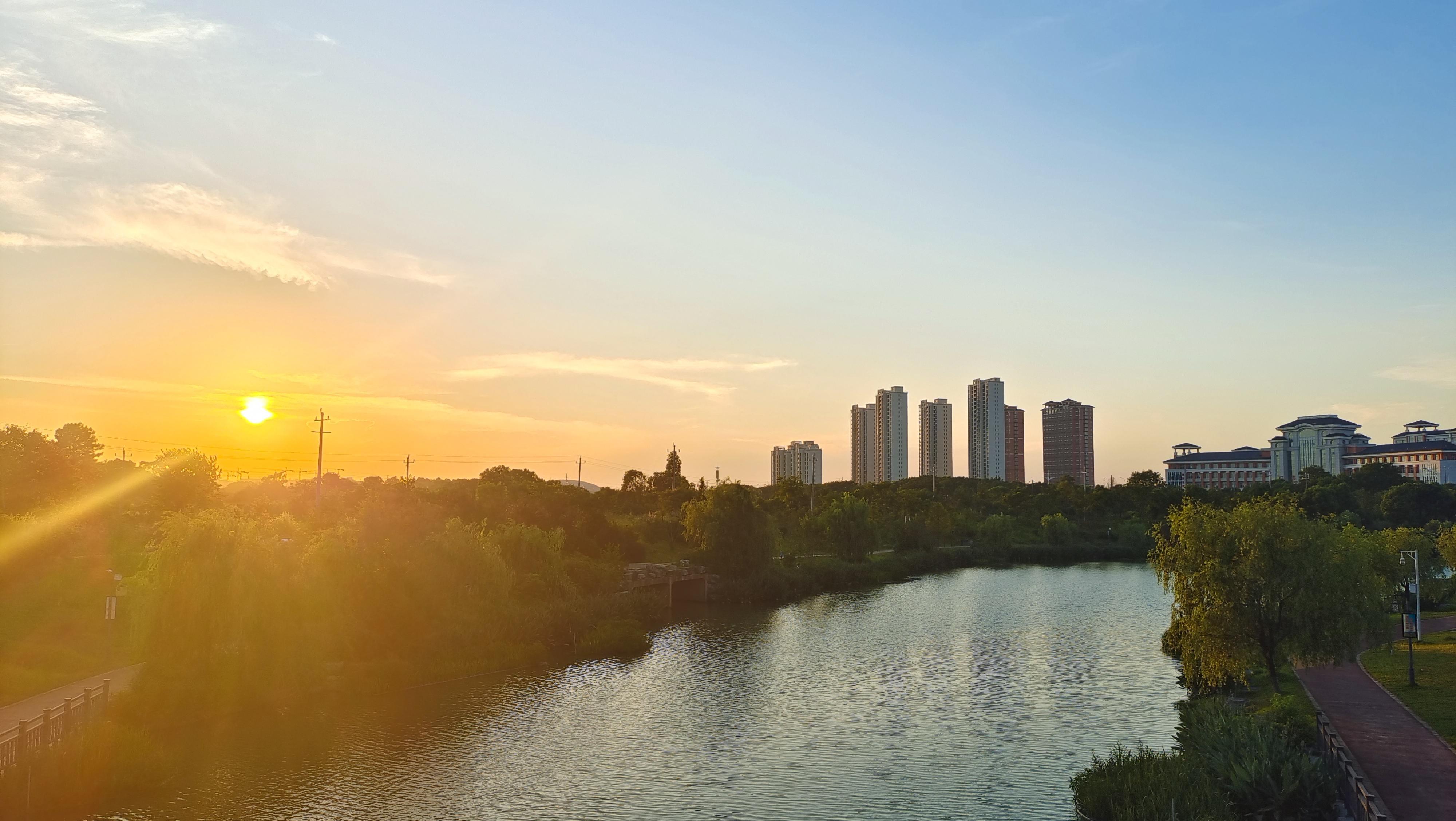 美丽吉安夕阳下的城市街景