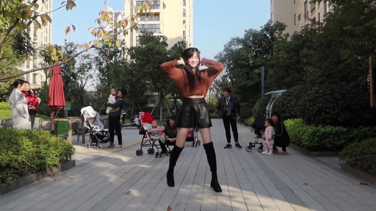 小姐姐跟着毛不易的在无风时跳舞jk裙子很性感