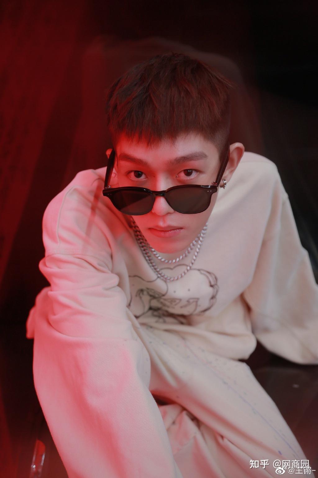 王锵出道2年的他资源到底有多好私下里是个高级帅的时髦精