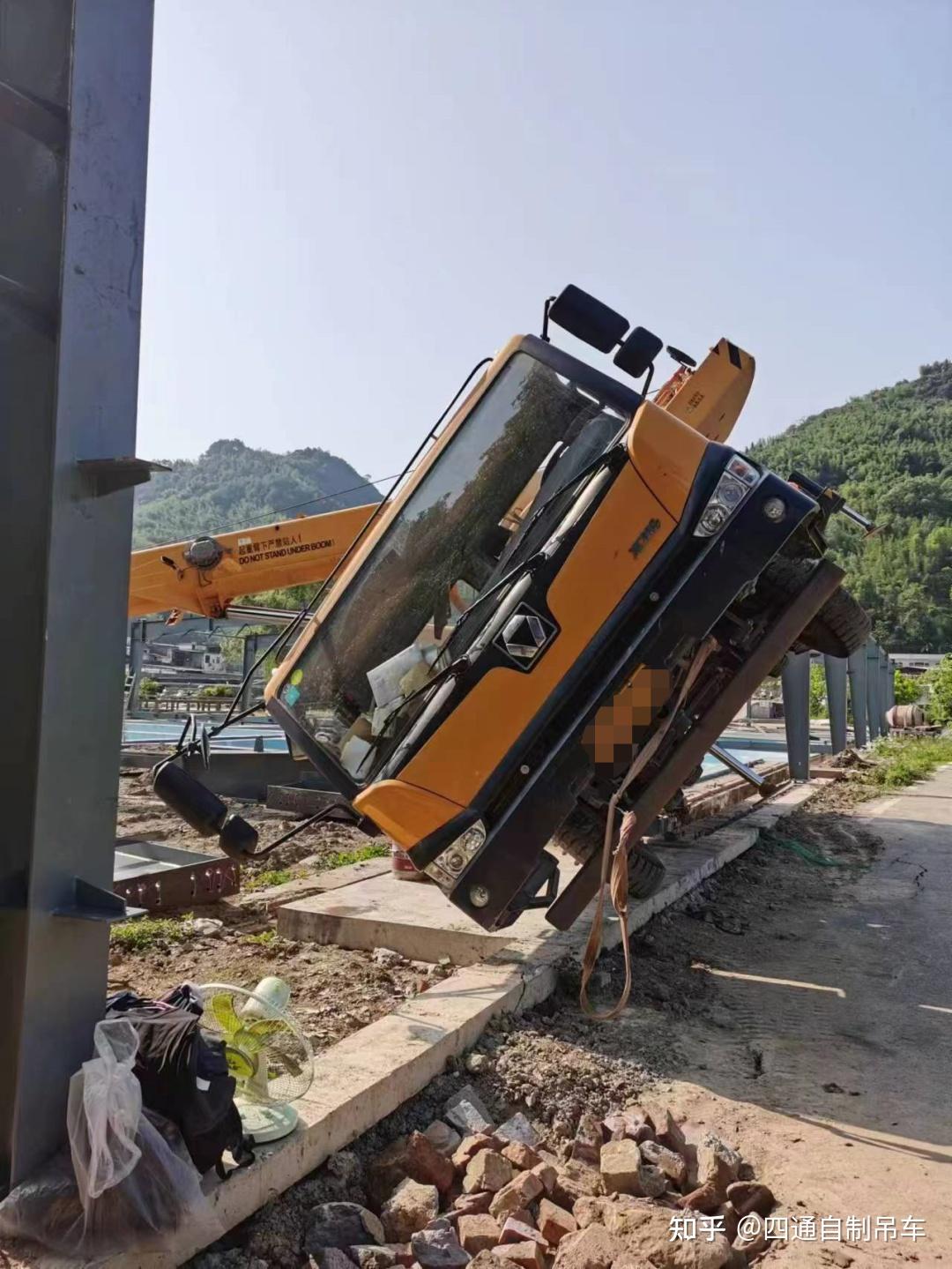 吊车侧翻,司机跳车.