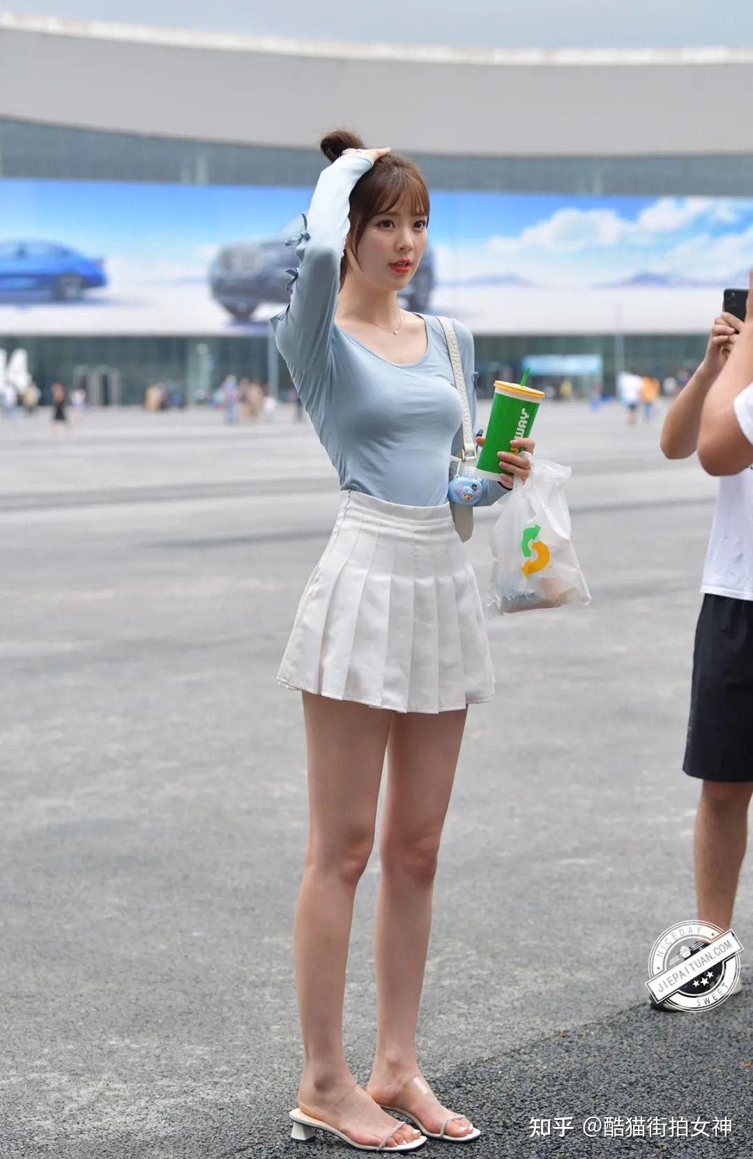 街拍女神白色超短百褶裙青色紧身上衣的漂亮女生