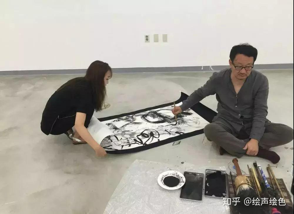 张强的个展前言实在不该提其他艺术家的名字,但这总比广大网民把他