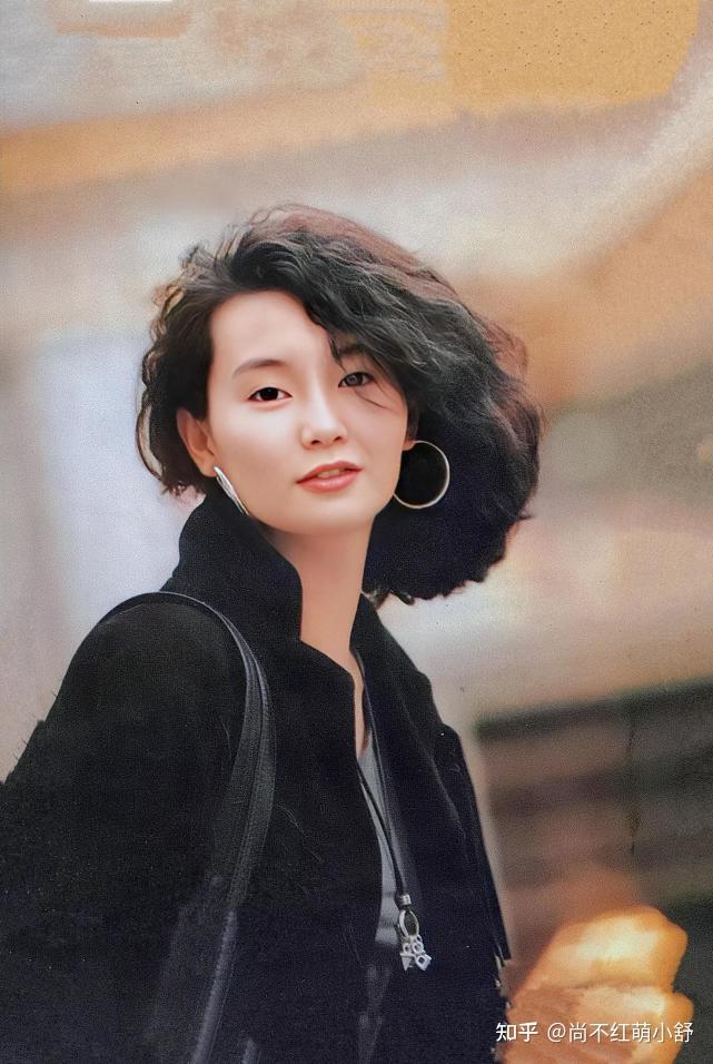 张曼玉2030年前时髦穿搭火了多年后网友今天穿衣都比不上她