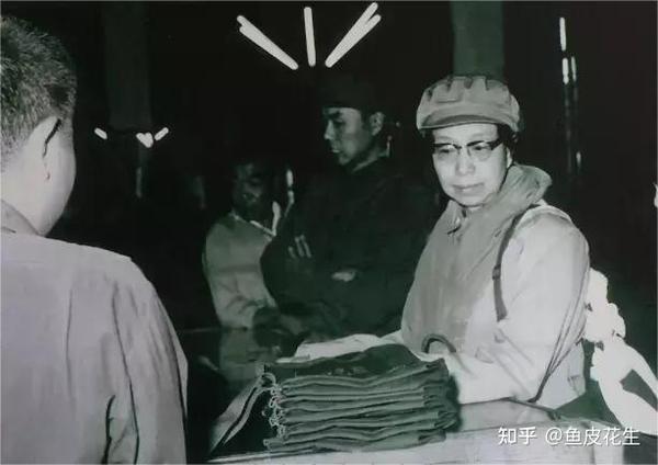 历史老照片系列(一百一十六):哨兵拦下江青的汽车,不予通行,江青随手捡起地上的木棍,后来呢 - 知乎