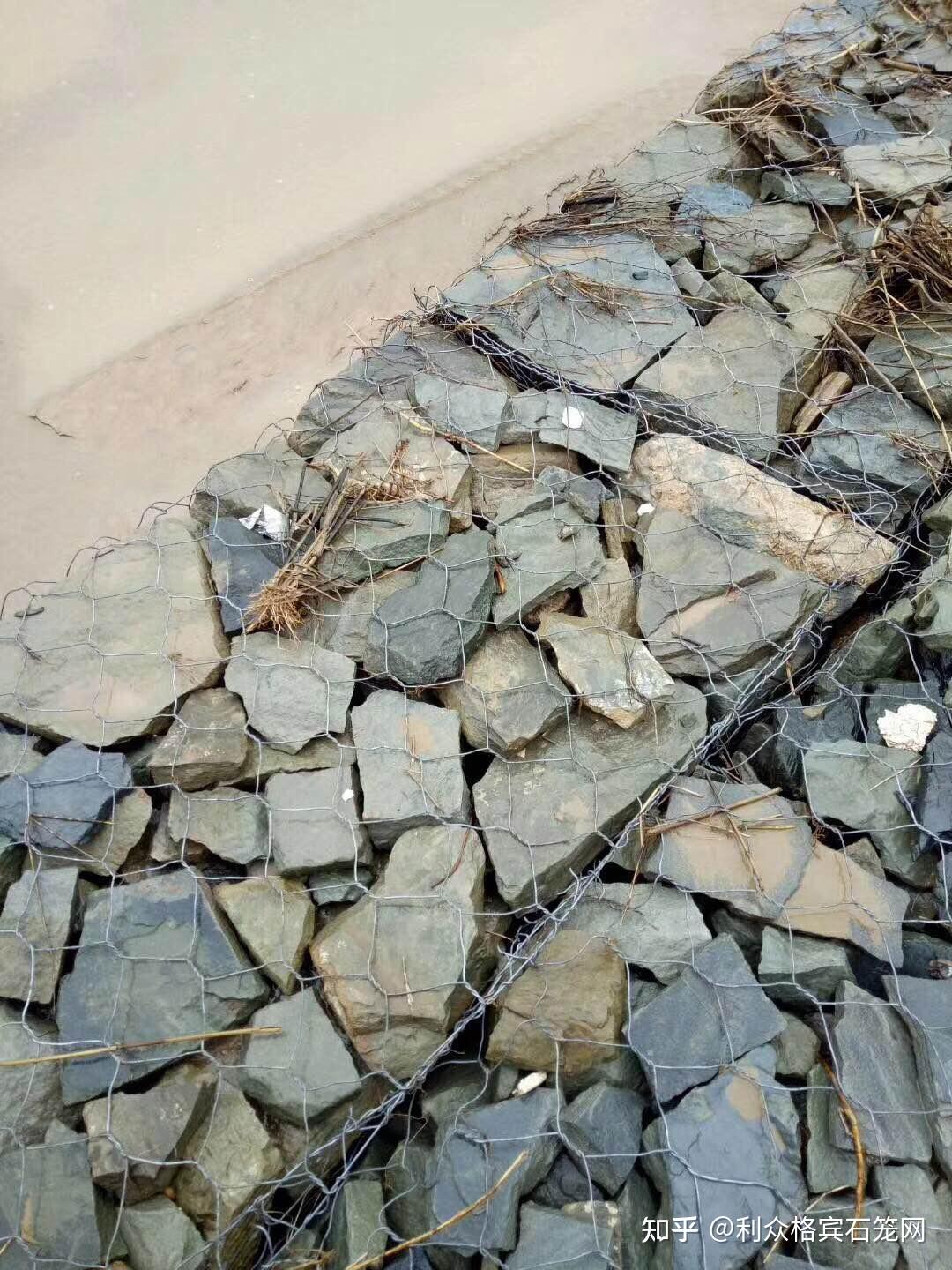 两层护坡防冲刷格宾网箱绑扎连接搞好河道环境整治构建人水和谐社会