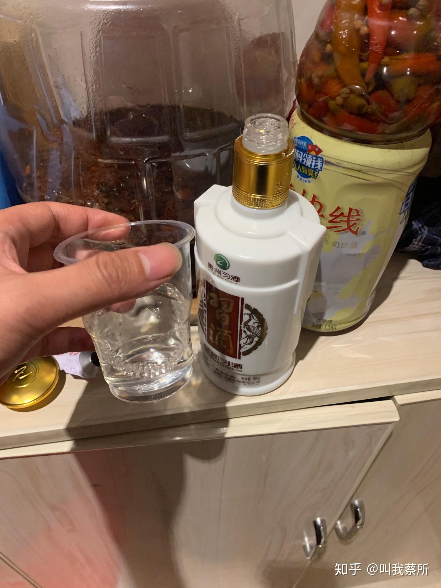 家里喝酒的照片图片