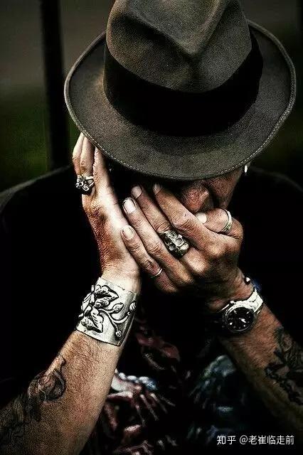 比如纹身,大表盘,夸张的手链,选材和颜色都偏冷色系,发挥出收缩的效果