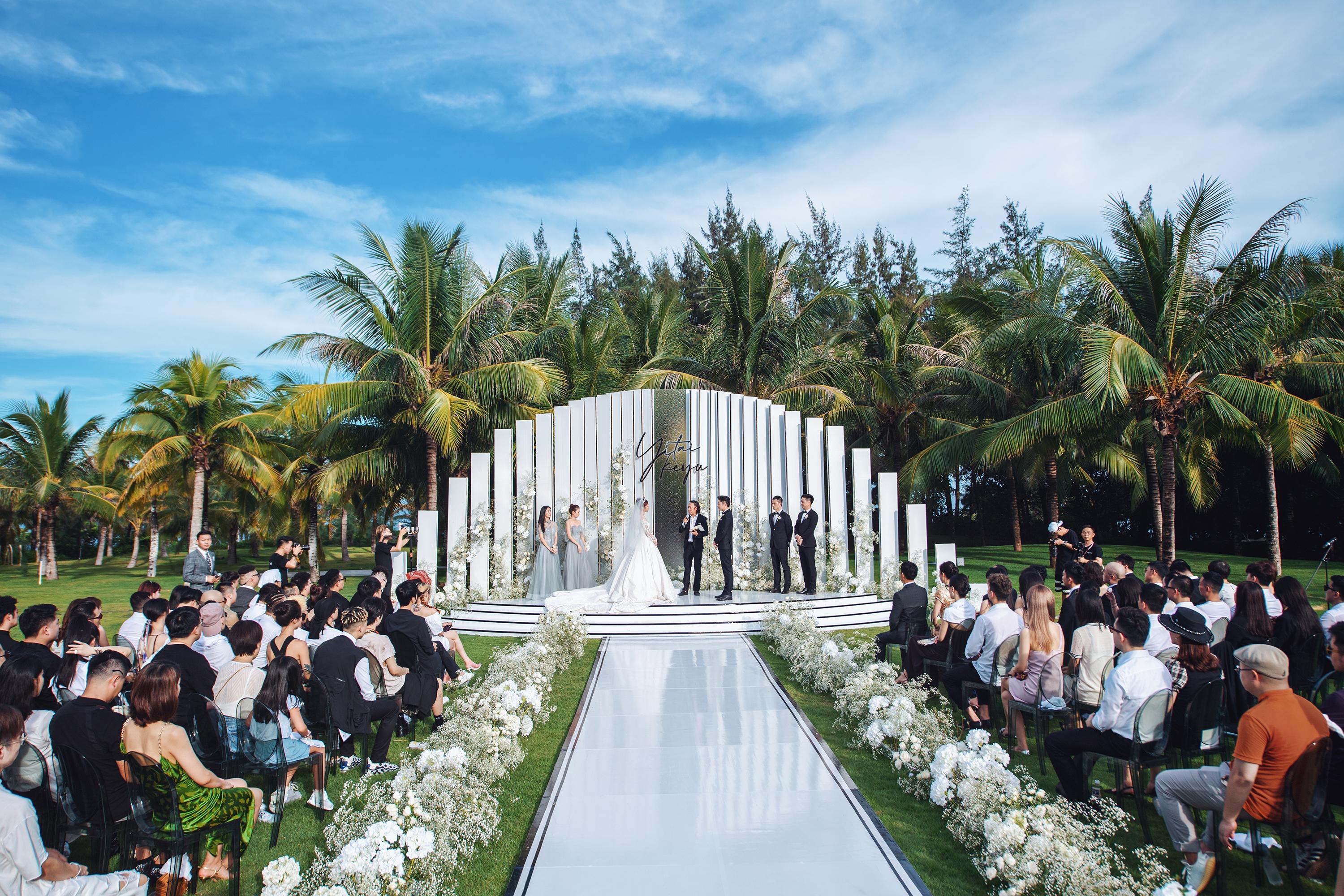 三亚艾迪逊酒店海边草坪婚礼