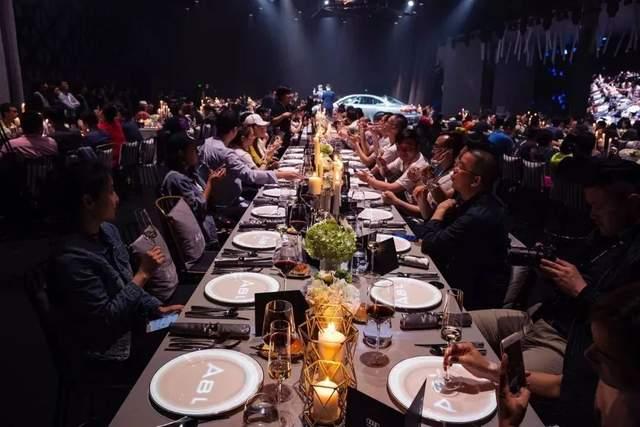 庆典,社会名流嘉宾云集的酒会频频出现,或于私人豪宅,或于豪华酒店