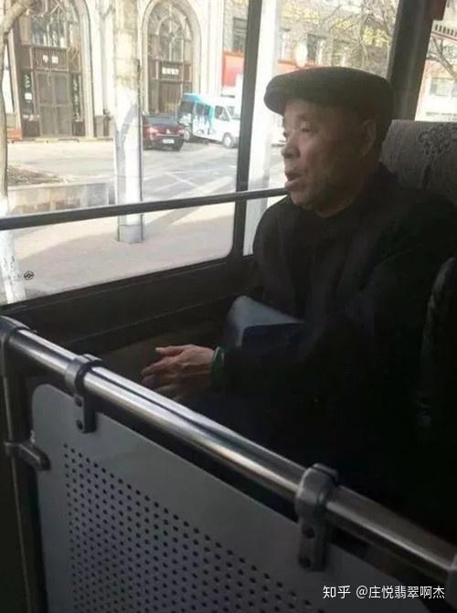 王大爷戴满绿翡翠手镯坐公交羡煞旁人走红网络