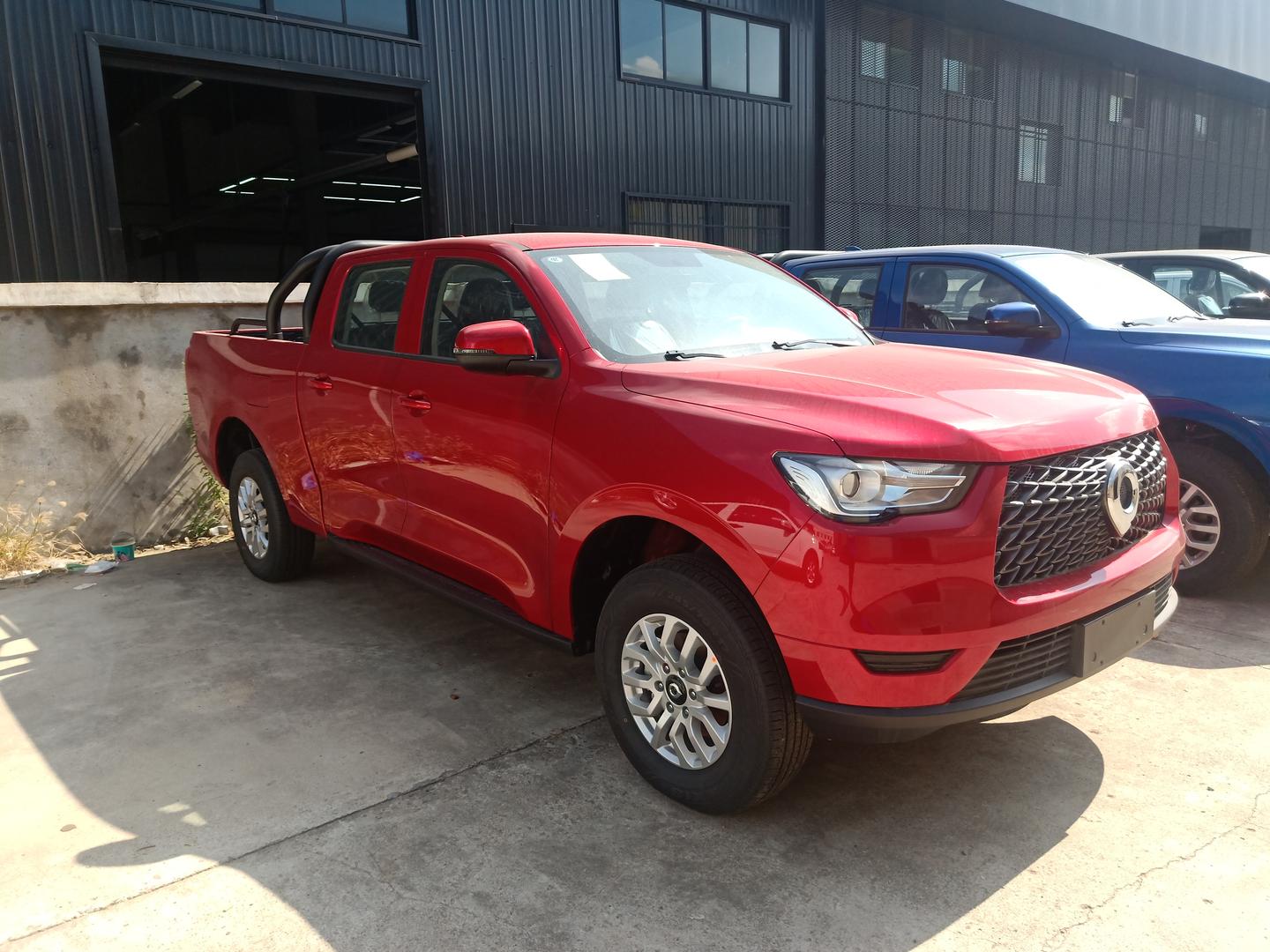 长城炮商用版探店实拍红色涂装很显眼20t越野性能很强大