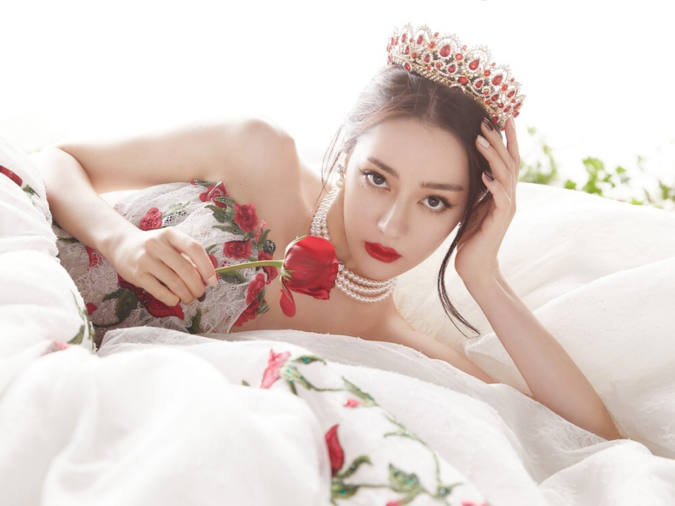 热巴年末唯一红毯,皇冠配超大蓬蓬裙,大秀锁骨宛如公主