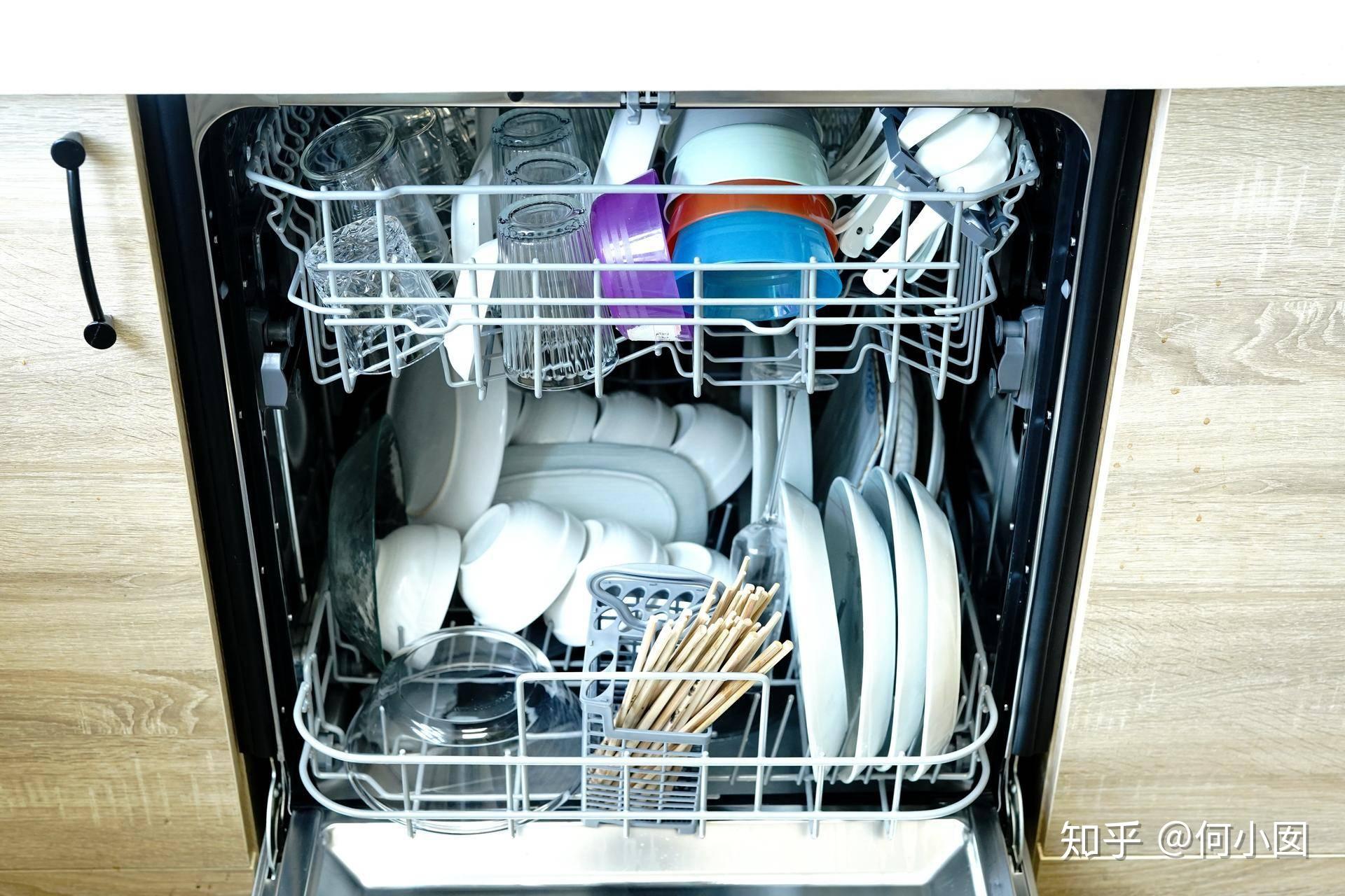 首先需要检查的就是碗碟摆放是否正确,这也是西式洗碗机和中式洗碗机