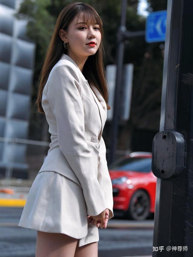 连衣裙搭配高跟靴,休闲风十足,美女的穿搭干净利落又性感 - 知乎