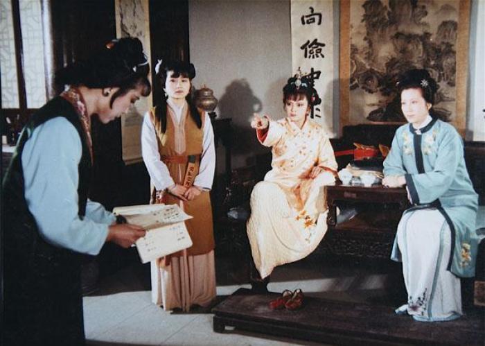 从吴新登家的欺负探春看红楼梦里豪奴的嘴脸