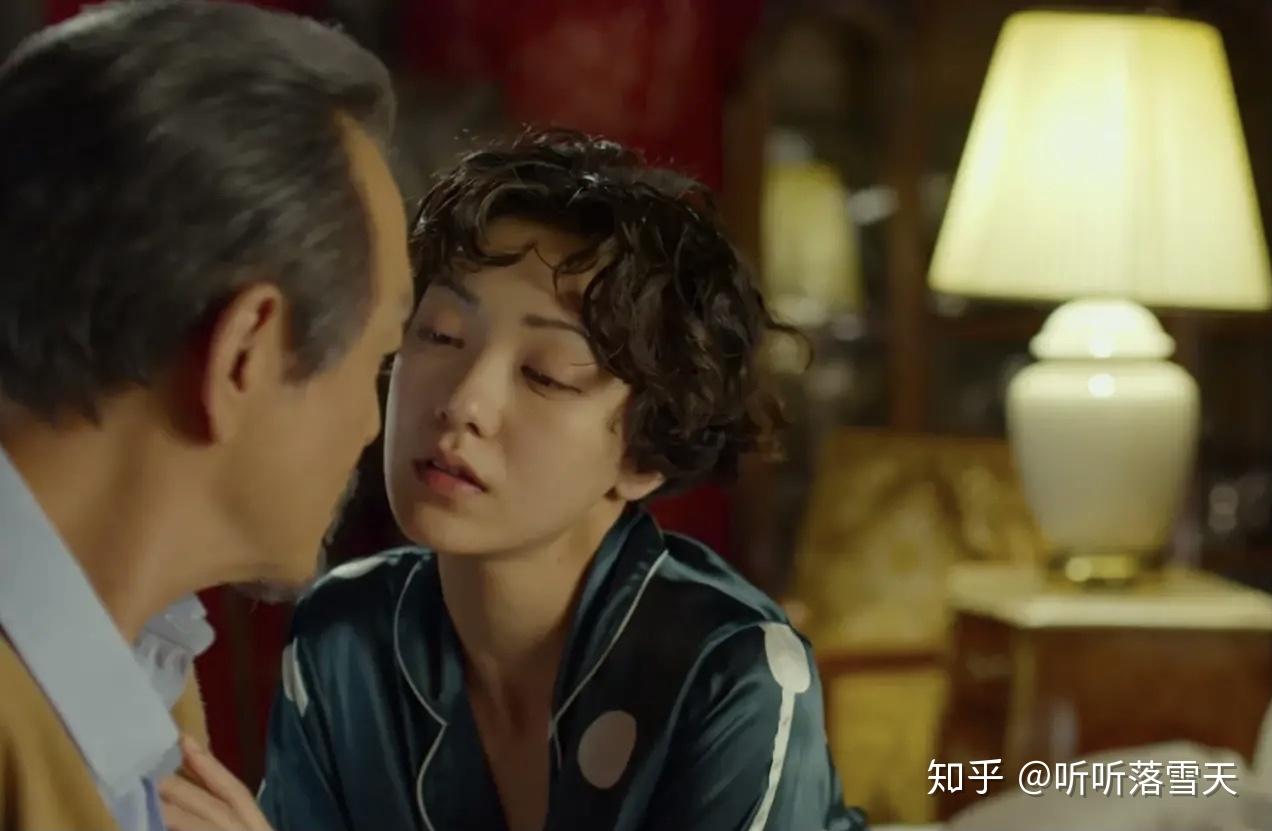 卧室里,女孩喜宝侧卧在床,温柔地叫住了勖存姿.