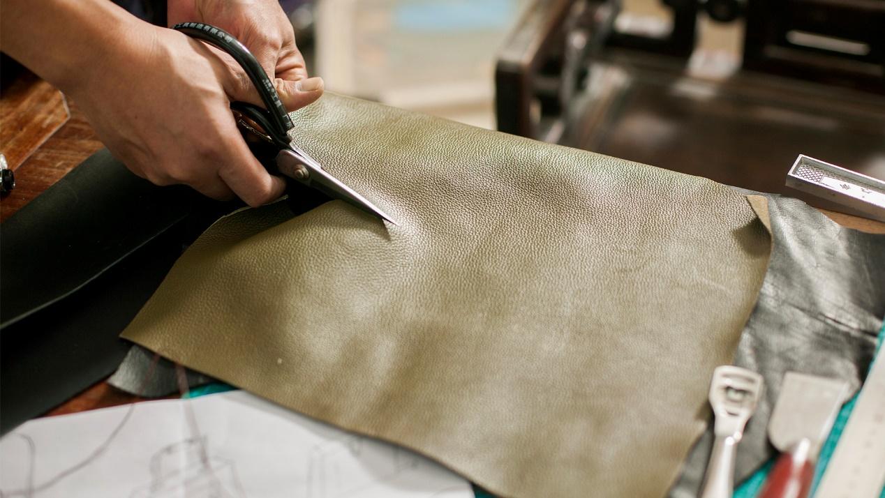 使用设备裁剪皮革真得有那么神吗这和工厂舍弃人工裁剪又有什么联系