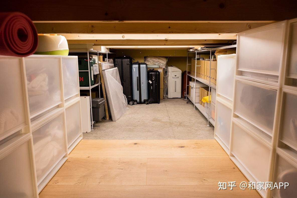 最重要的是,把卧室像阁楼一样抬高,并在下面创造了一个大储藏室.