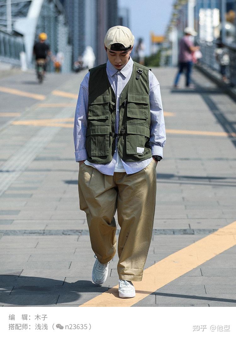 选择低帮的帆布鞋搭配工装裤,就需要注意袜子的搭配,颜色不要太花哨