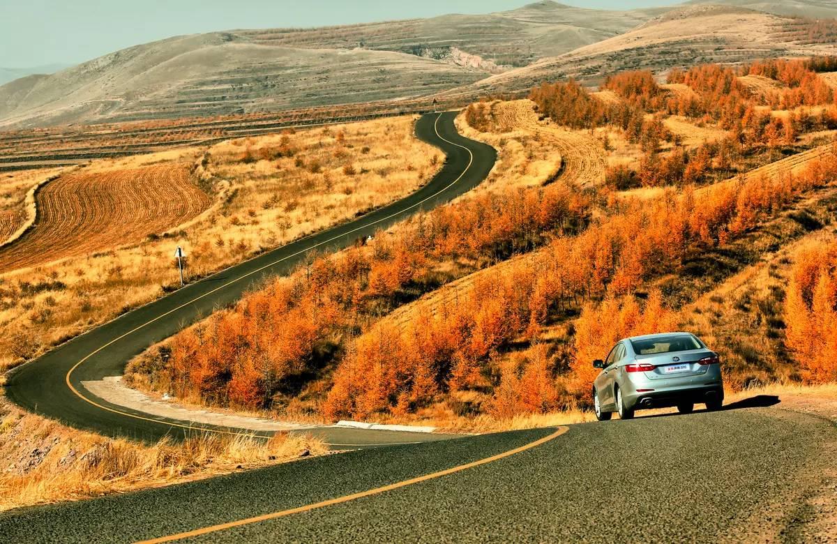 驶向秋天的新奔腾b70中国66号公路汽车海报拍摄