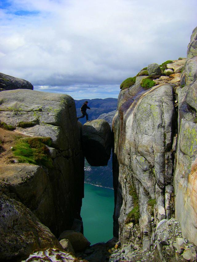 这块5立方米的石头夹在两山之间下面是万丈深渊你敢去挑战吗