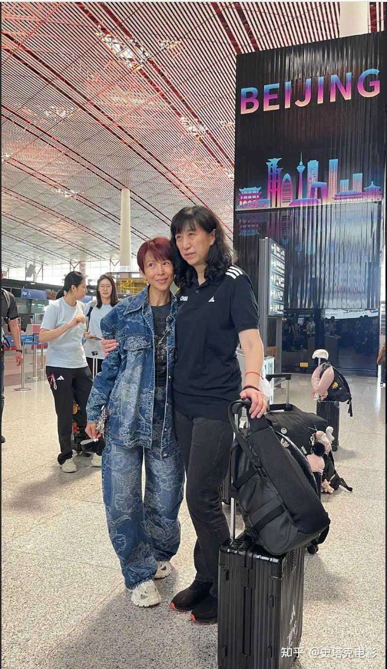 50岁蔡少芬现状:和女排姑娘合照,173的身高也显得「小鸟依人」