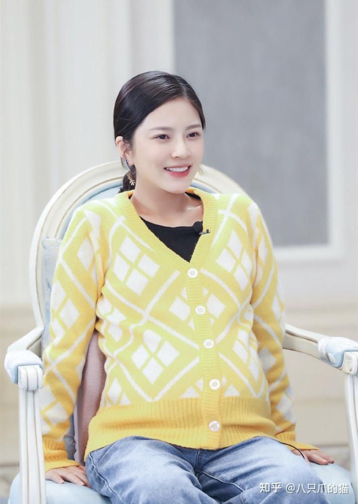 杜淳夫妇出游,妻子王灿虽然模样很网红,但是叠穿马甲有韩范 - 知乎