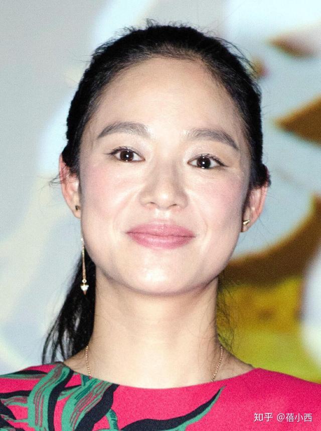 周韵气质真好不做作穿玫红色印花连衣裙扎马尾裸妆状态太赞了