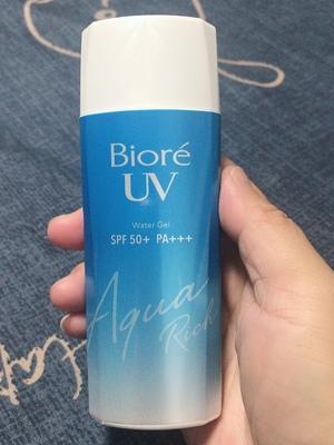 男生要想让脸部皮肤变得更好,首当其冲的就是把满脸的痘痘治好.