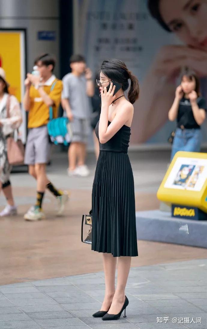 街拍短裙搭配高跟鞋让女性展现出妖娆的好身材