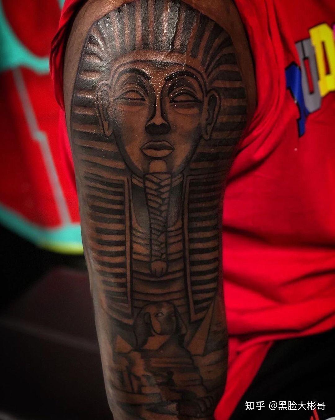 带着图坦卡蒙国王面具,金字塔,甚至是狮身人面像,当他走进纹身店时