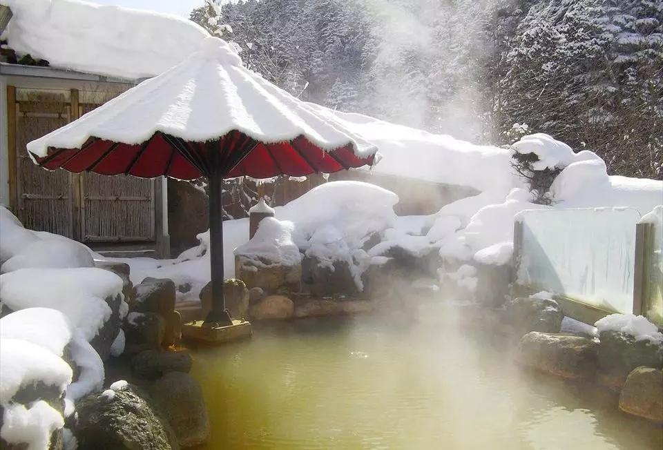 下雪泡温泉的照片图片