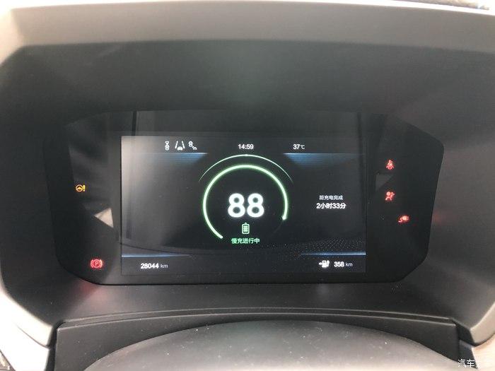 启辰t60ev的仪表盘显得电子化一些,看上去高端大气.
