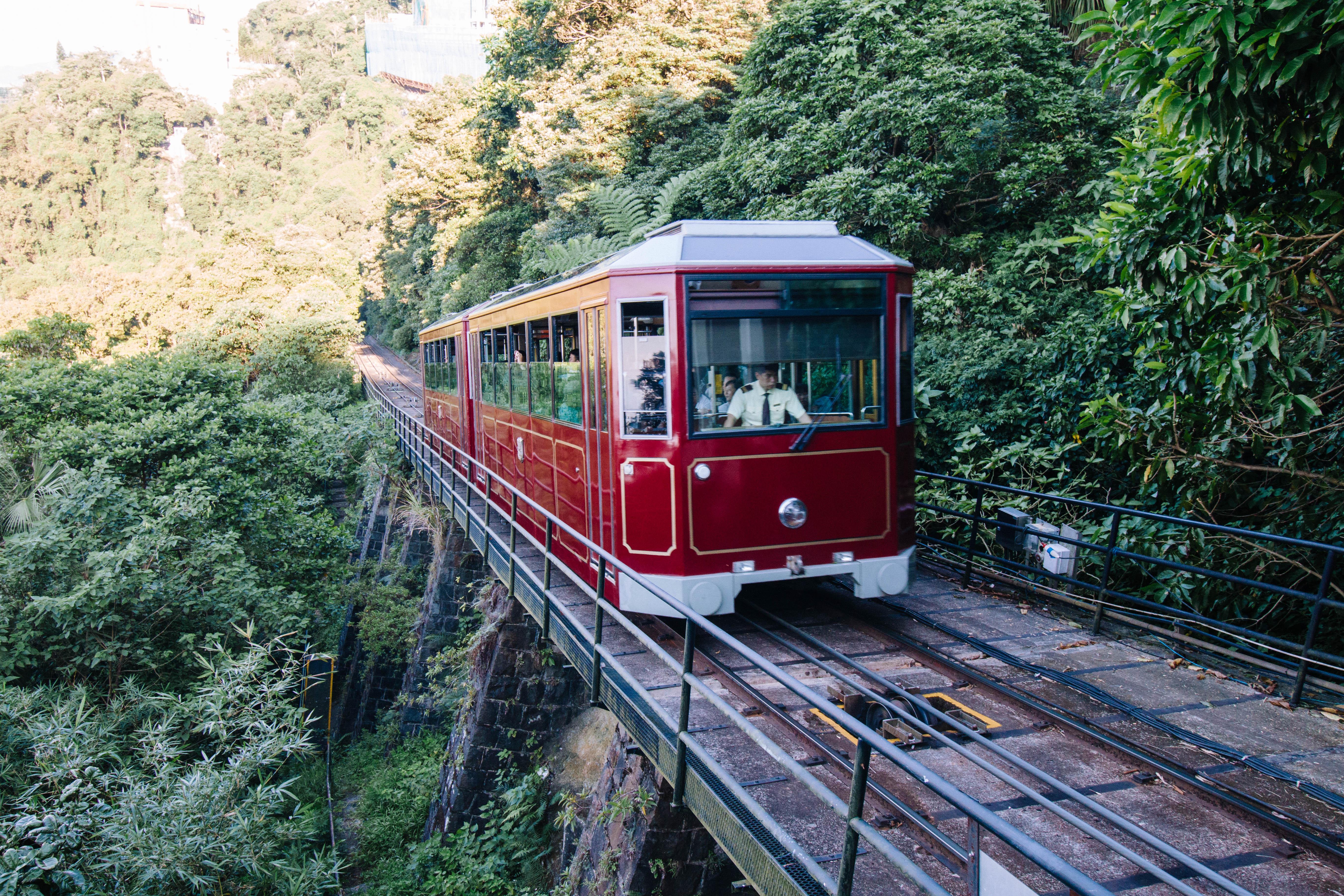 在百年缆车旁边漫步登山│香港