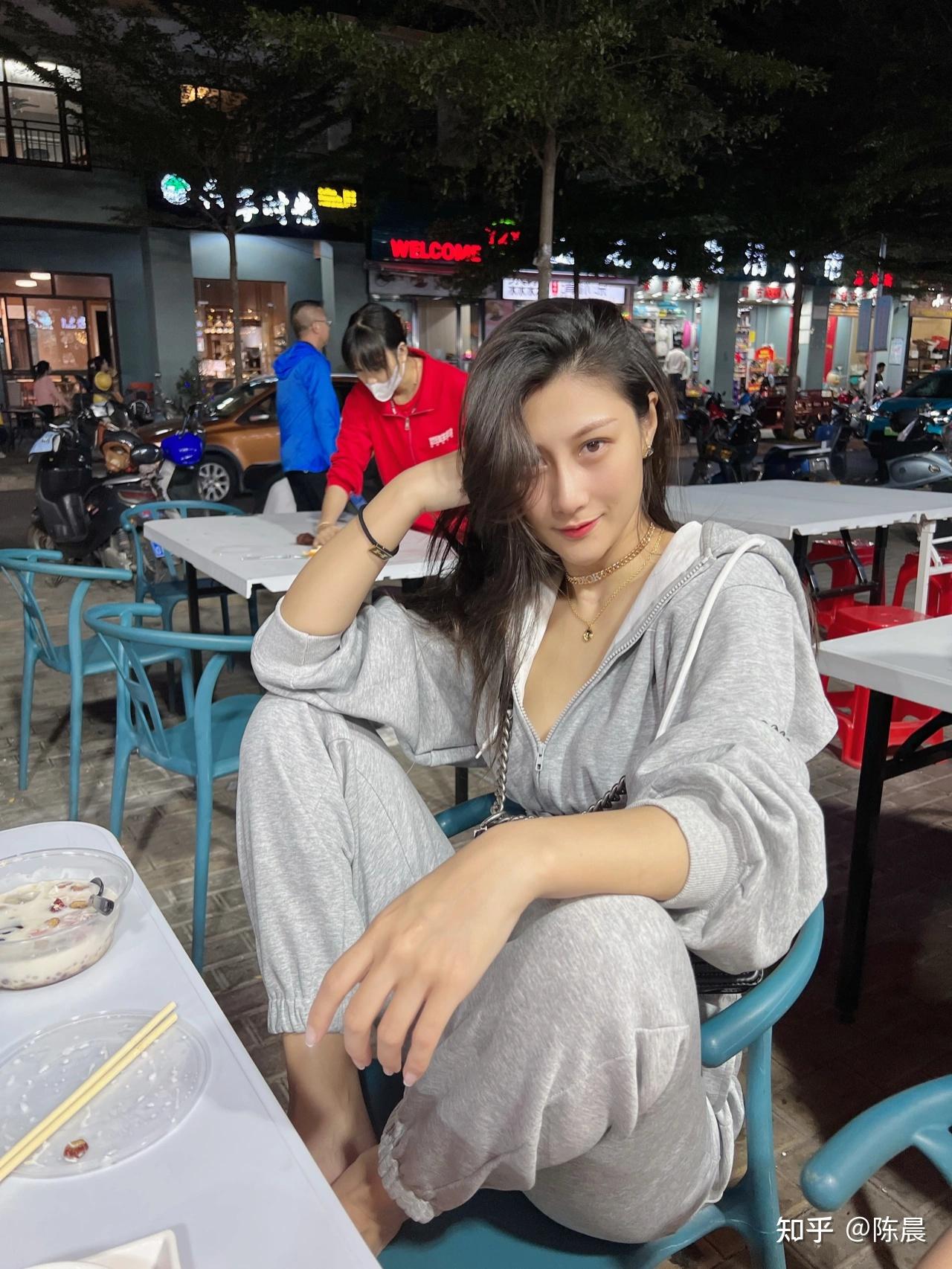一个爱穿搭高尔夫美食旅游的小姐姐陈晨