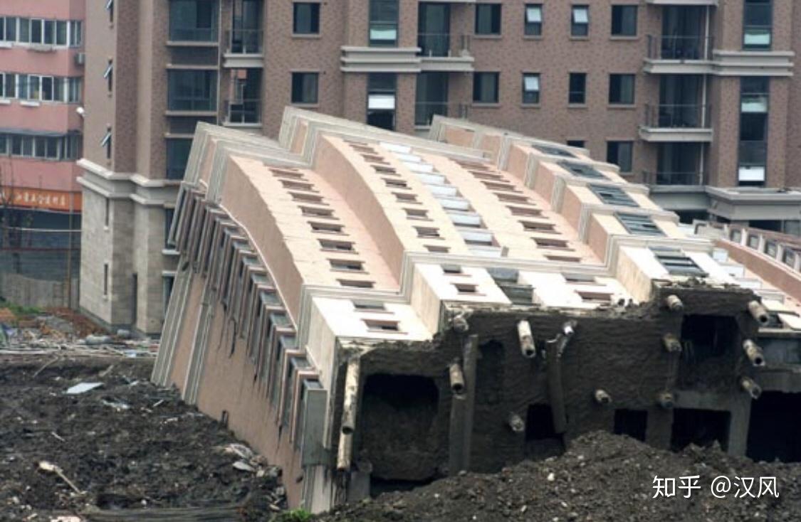 当地震使一座大楼倒塌时,比较而言,是住