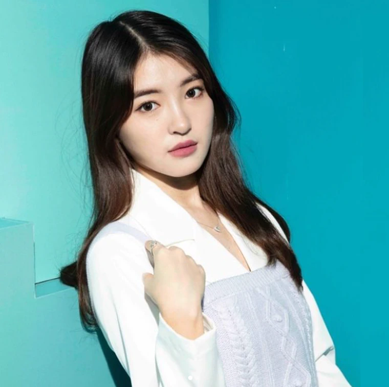 韩菲是歌手王中平和余皓然的女儿,除了遗传阿爸阿母的高颜值,也是才女