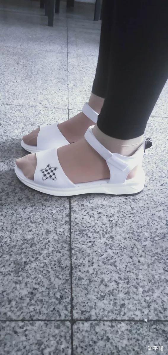 为什么现在女生穿凉鞋都不穿袜子了