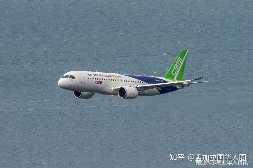中国首架国产客机在新加坡首次亮相