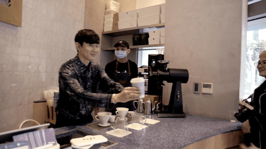 林俊杰亲手为一条团队手冲咖啡