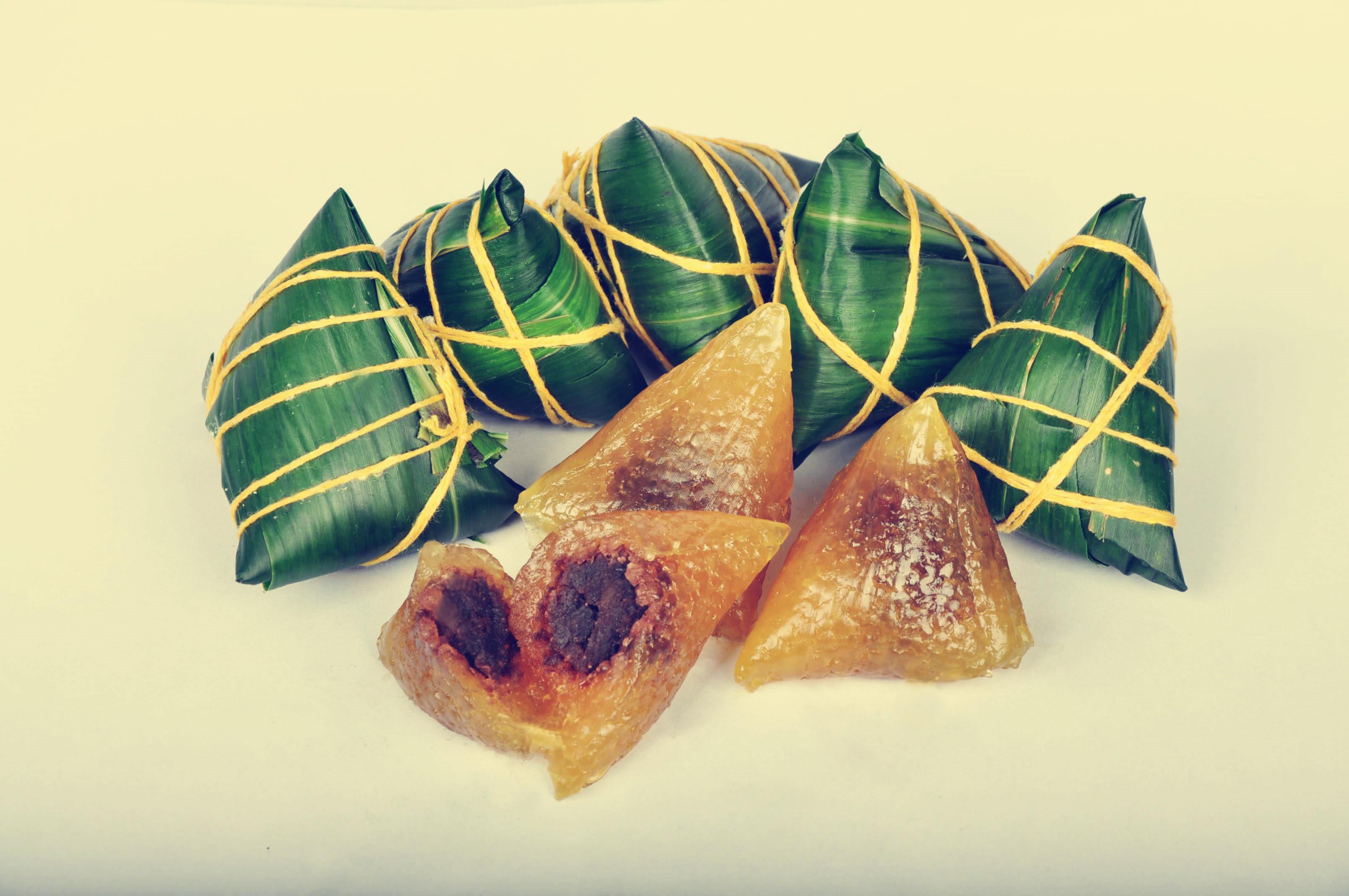 将竹叶在开水中焯一下,然后晾干备用.