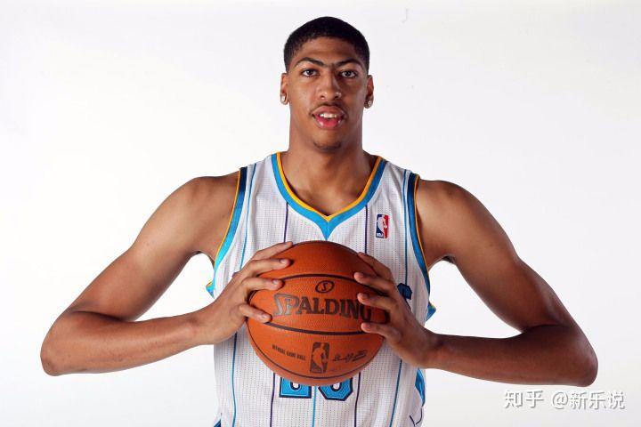 曾经毕业于维克森大学的蒂姆-邓肯,在大学时期就打出了历史级别的表现