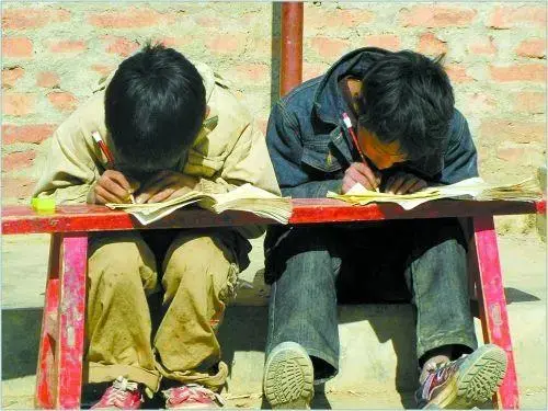 日子再苦尽量把孩子留在身边过早离开父母孩子多半这种结局