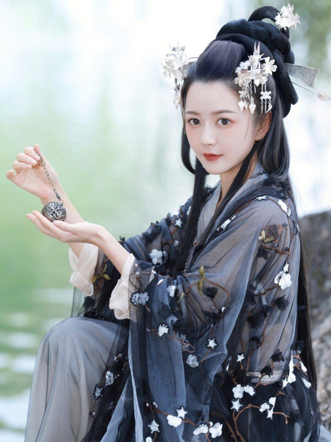 盘子女人坊《花开无尘》|等你来打卡这独特的黑色苗族元素写真 - 知乎