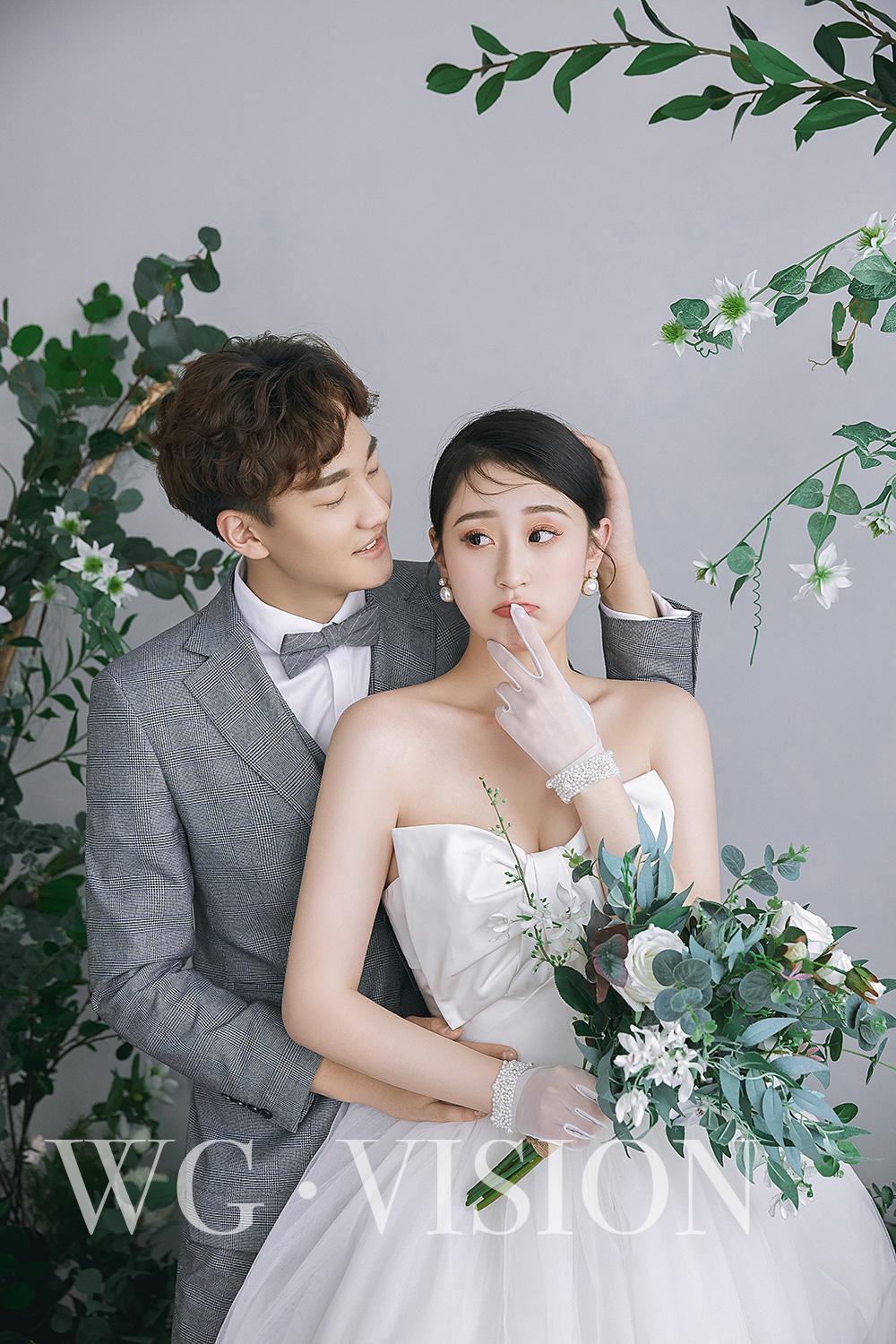 拍婚纱照要如何摆出自然好看的造型呢