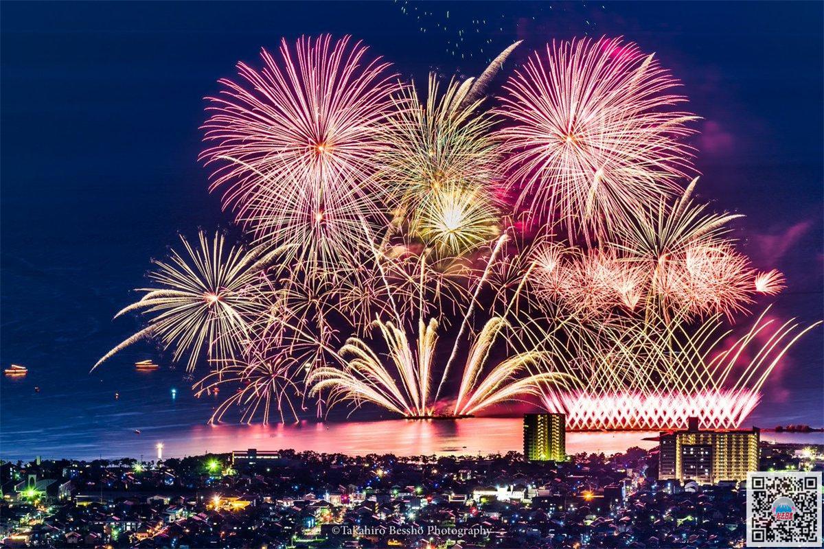 花火,会在水里开出一个漂亮的半圆扇形,大海和花火的共演很有夏日气息