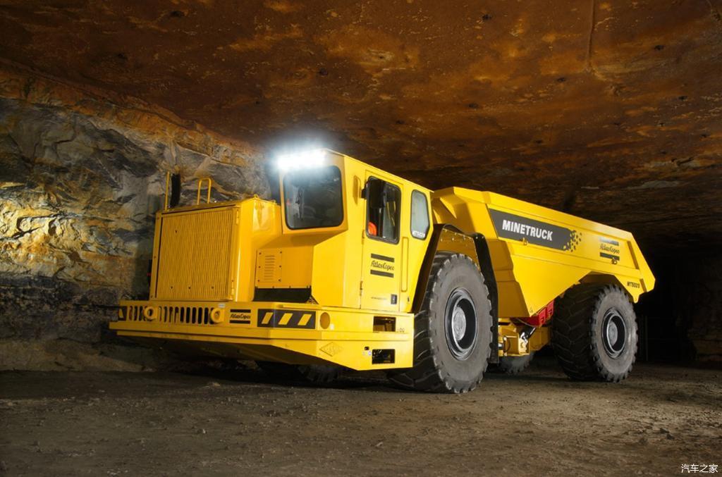 地下矿洞中的巨无霸请看atlascopco擎天巨神mt5020