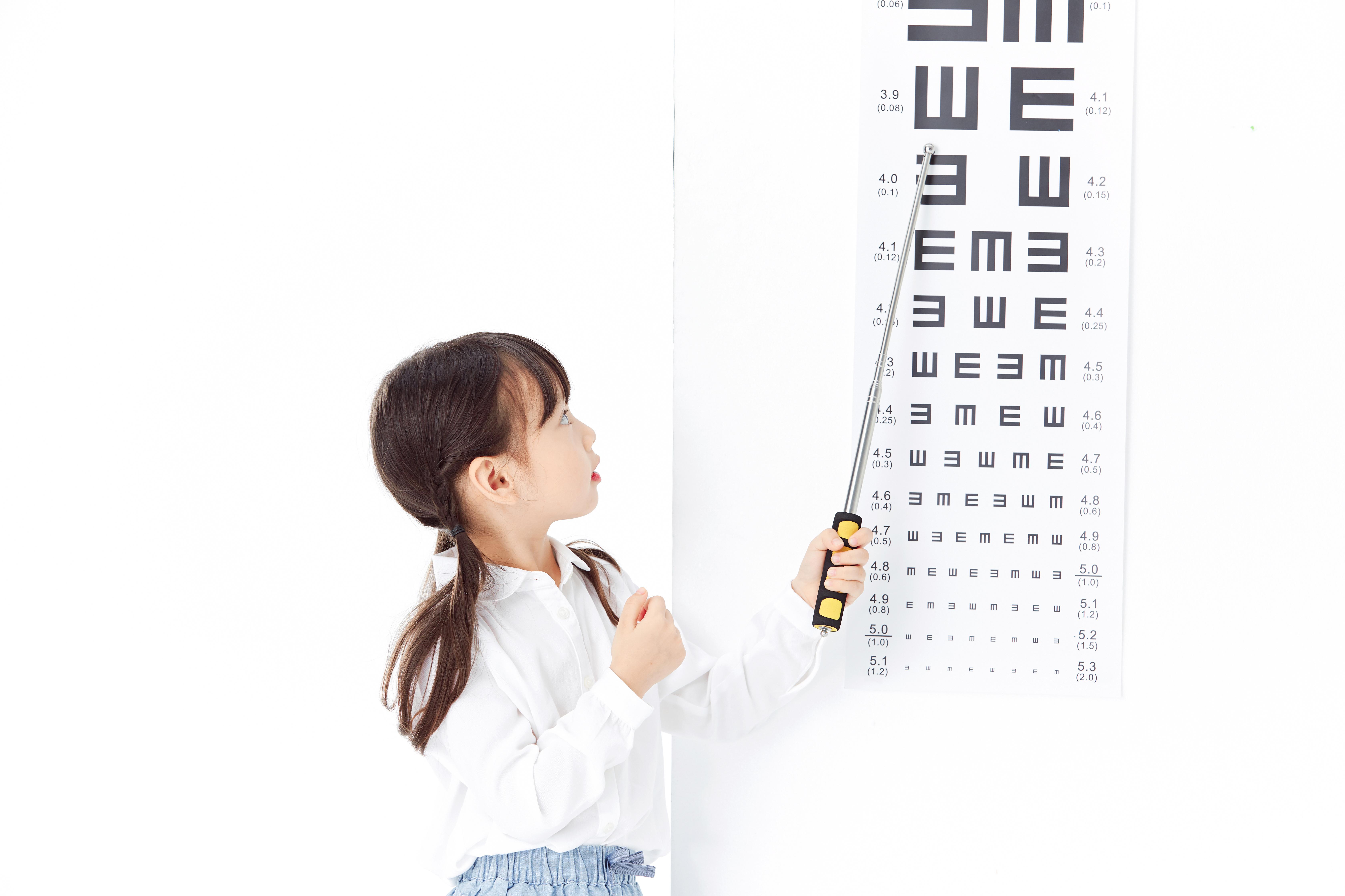 3岁左右,家长每隔6~12个月要带孩子定期检查视力和屈光度,以全面了解