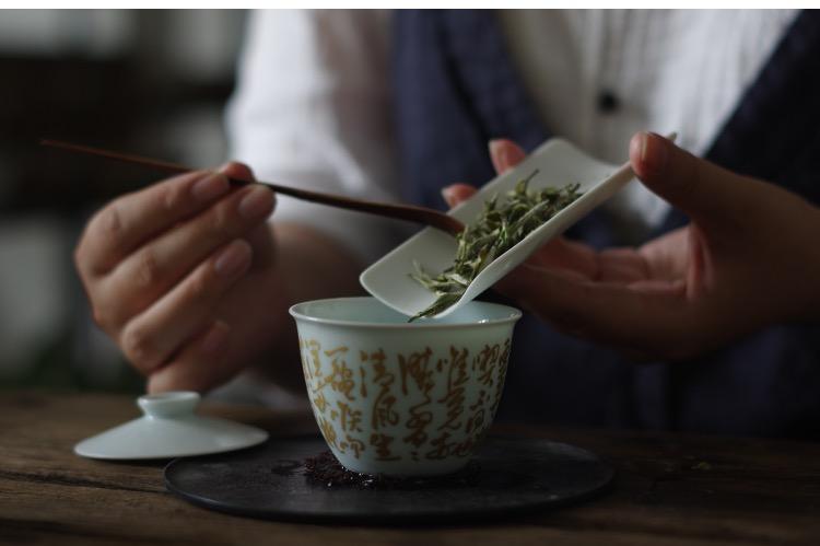 茶荷的"荷",是承载,负荷的意思,除了用它赏干茶,也兼具了把茶叶从