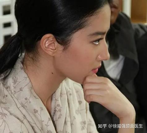 大家觉得脸型下颚线明显但是下颚有点大的好看吗